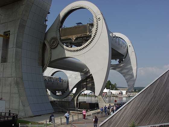 VIEW OF THE COGS: They ensure that the gondolas (and the boats!) stay level while the wheel rotates
