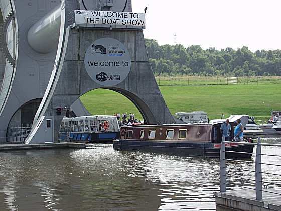 CANAL BOAT LEAVING THE GONDOLA